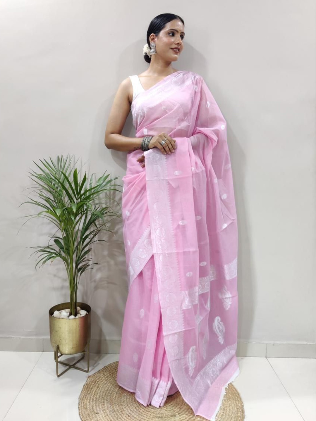 

DIVASTRI Ethnic Motifs Woven Designed Zari Pure Silk Kanjeevaram Saree, Pink