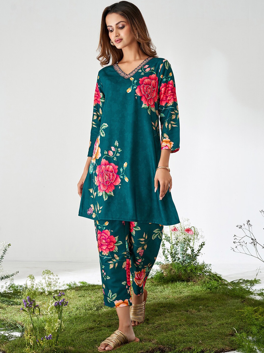 

DRESOUL Floral Printed V-Neck Beads & Stones A-Line Kurta & Trouser, Turquoise blue