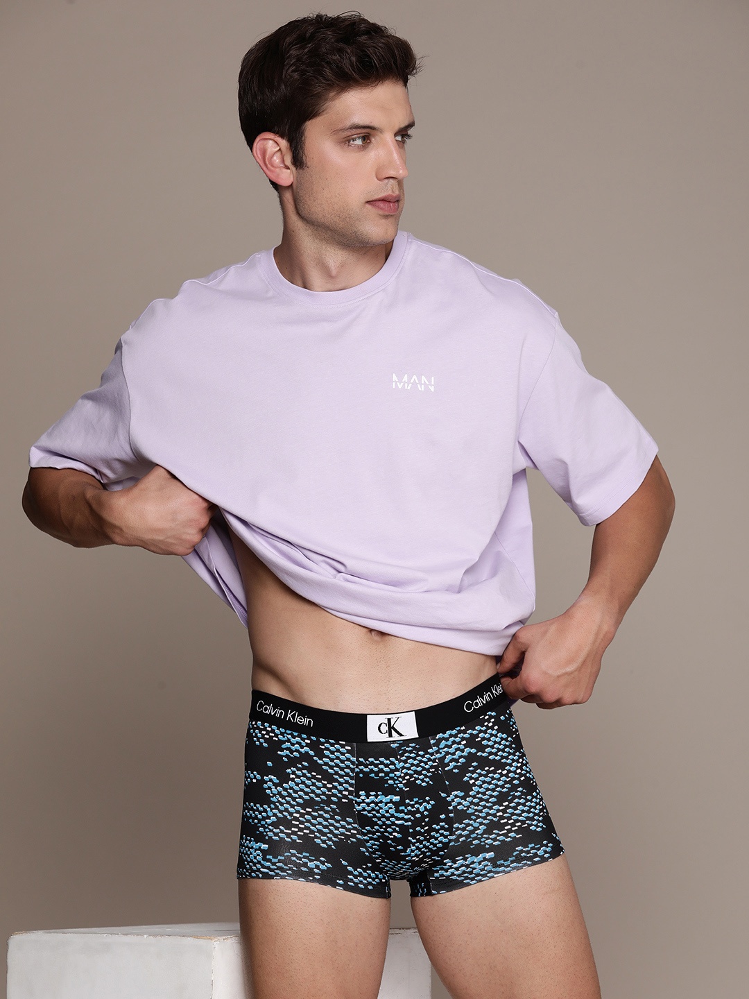 

Calvin Klein Underwear Men Printed Low Rise Trunks NB3406LO9-LO9-BLACK