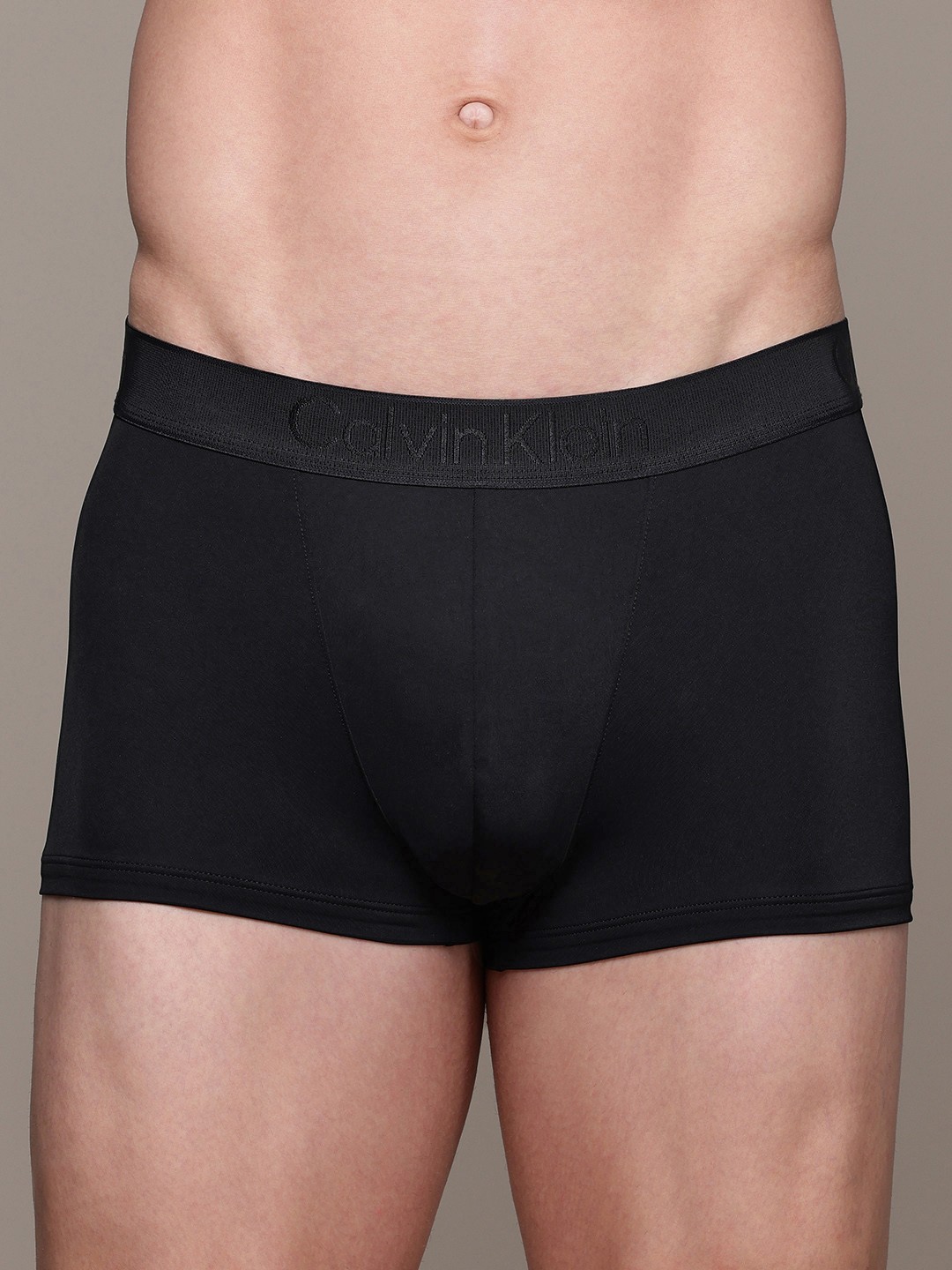 

Calvin Klein Underwear Men Solid Trunk NB3799UB1-UB1, Black