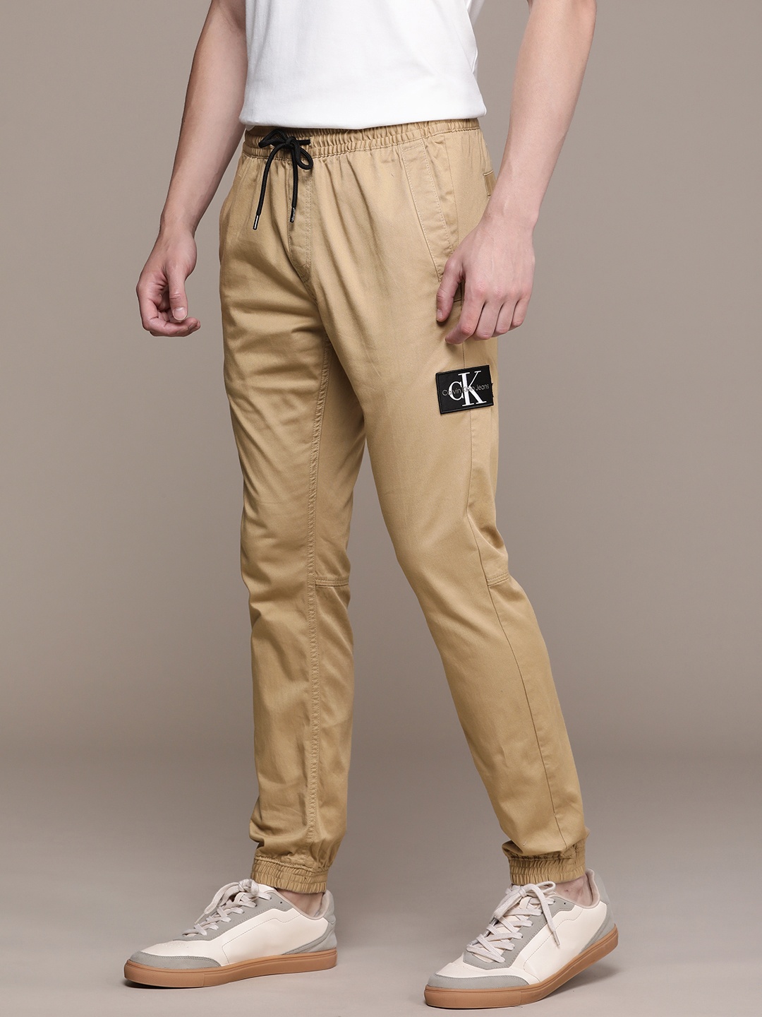 

Calvin Klein Jeans Men Skinny Fit Easy Wash Joggers Trousers, Beige