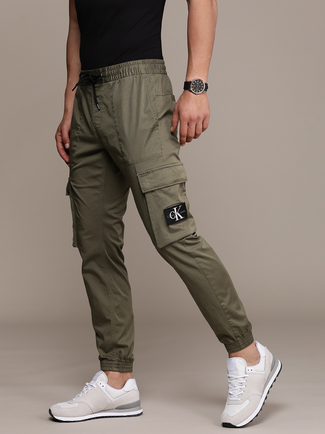 

Calvin Klein Jeans Men Mid Rise Skinny Fit Cargos Trousers, Olive