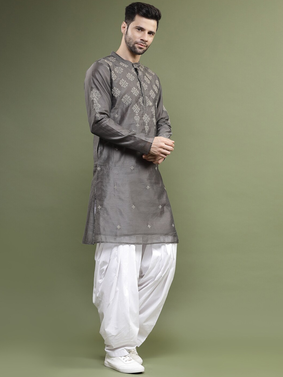 

Sangria Grey Ethnic Motifs Embroidered Thread Work Mandarin Collar Straight Kurta