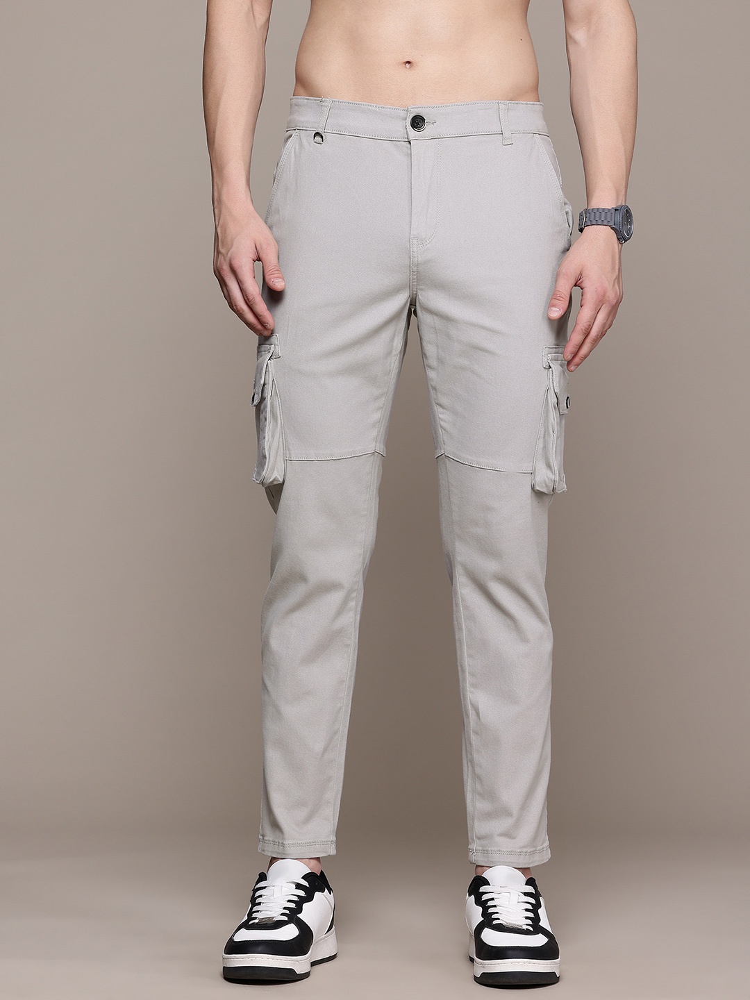 

The Roadster Lifestyle Co. Men Cargo Style Trousers, Grey