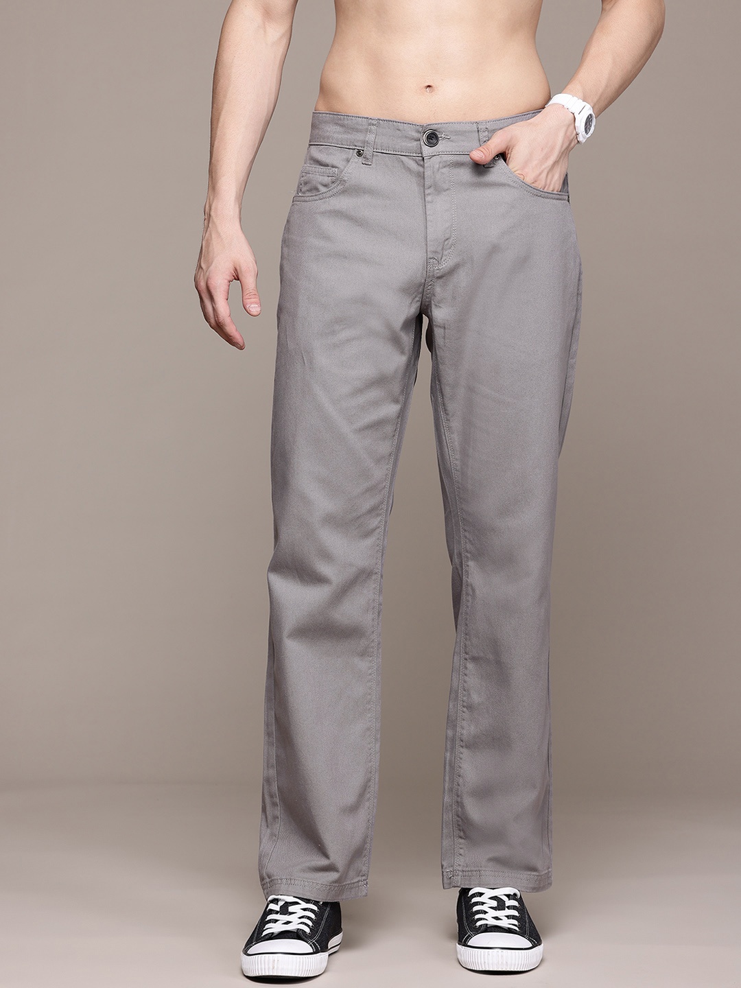 

The Roadster Lifestyle Co. Men Chinos, Grey