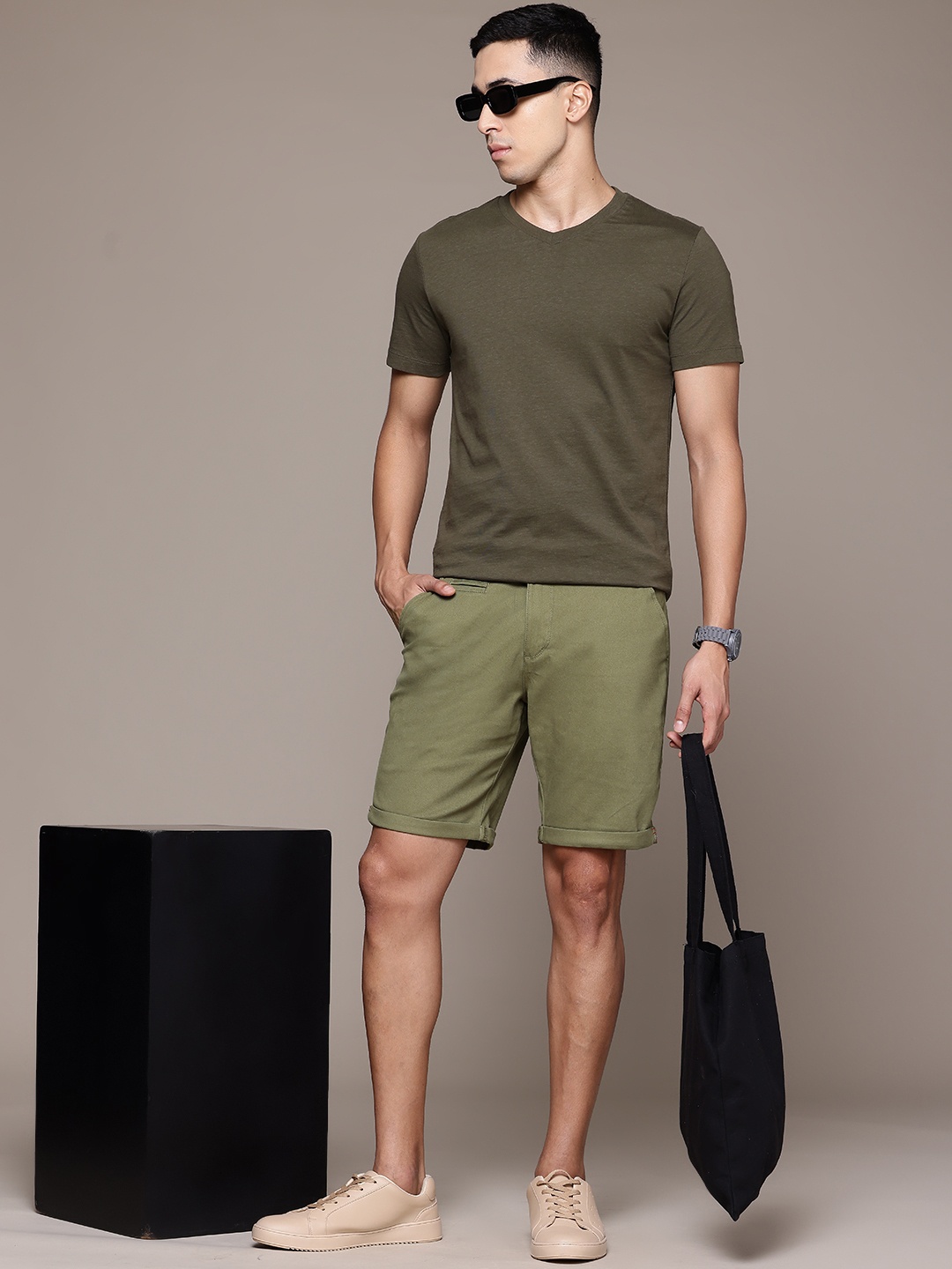 

The Roadster Lifestyle Co. Men Pure Cotton Regular Fit Mid-Rise Shorts, Olive