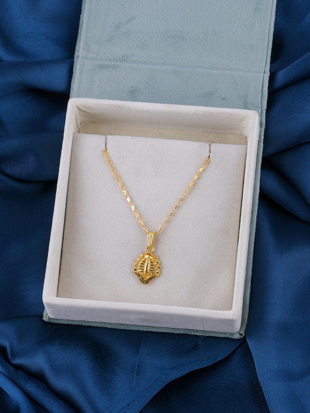 

DressBerry Gold-Plated Pendant with Chain