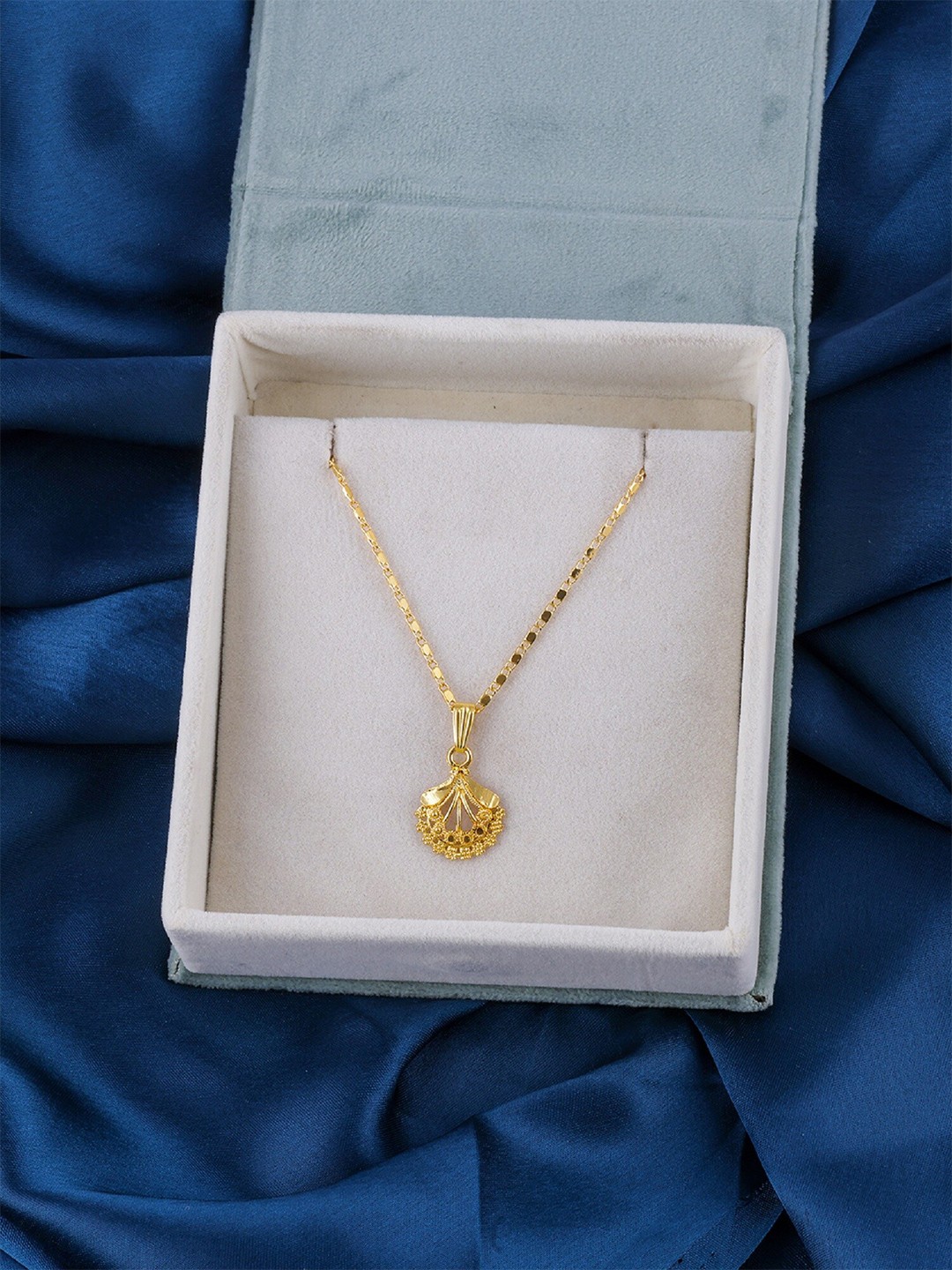 

DressBerry Gold Plated Leaf Shape Pendant With Chain