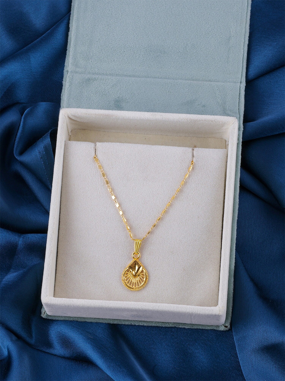 

DressBerry Gold-Plated Leaf Shape Pendant with Chain