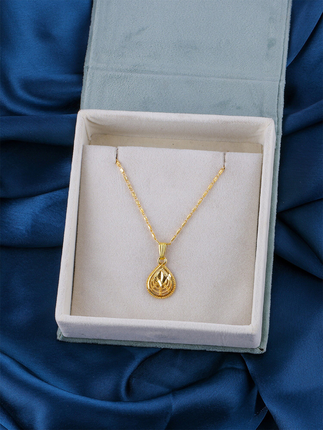 

DressBerry Gold Toned Gold Plated Artificial Stones Chain & Pendant