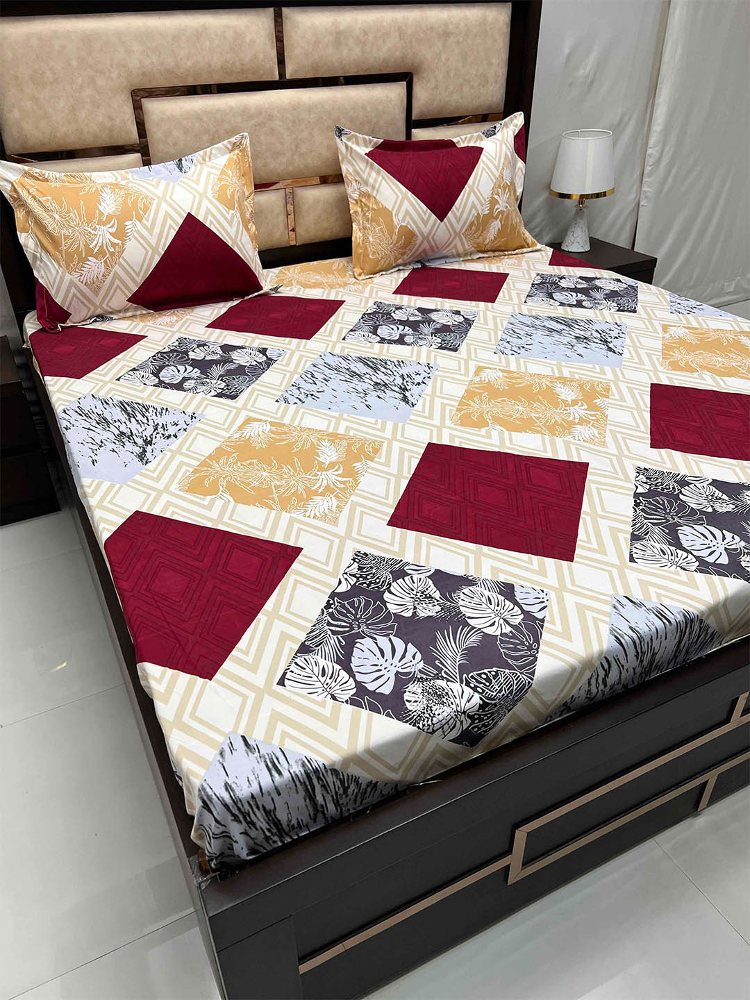

Pure Decor castle White and Red Floral 186 TC King Bedsheet with 2 Pillow Covers