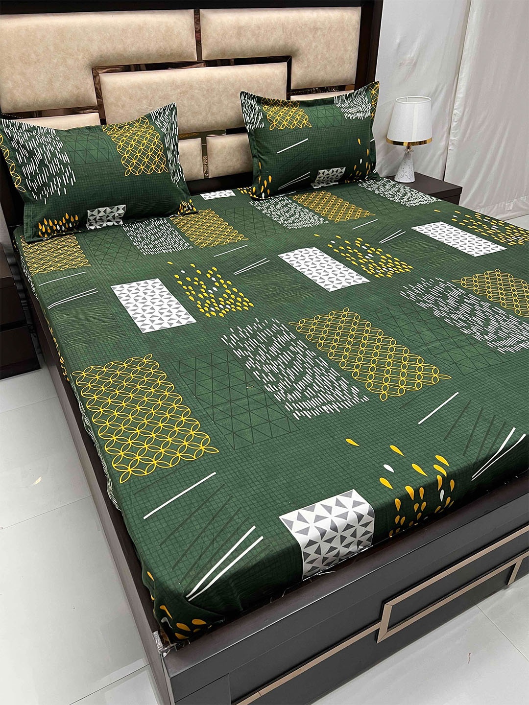 

Pure Decor castle Green & White 186 TC King Bedsheet with 2 Pillow Covers