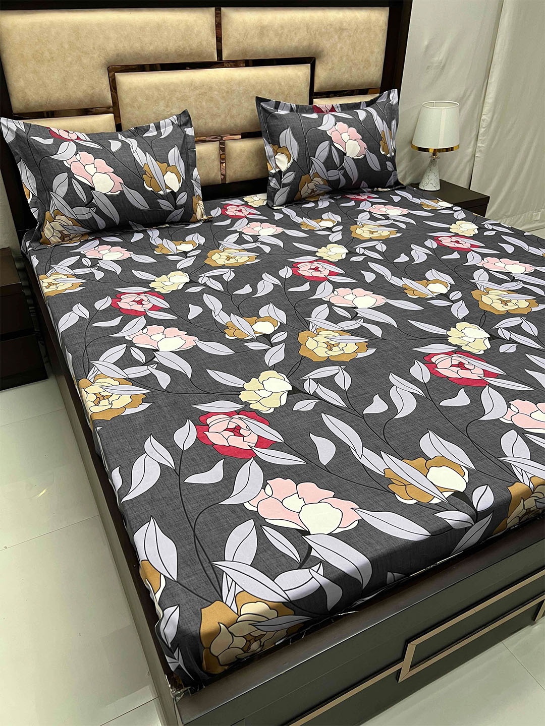 

Pure Decor castle Black & White Floral 186 TC King Bedsheet with 2 Pillow Covers