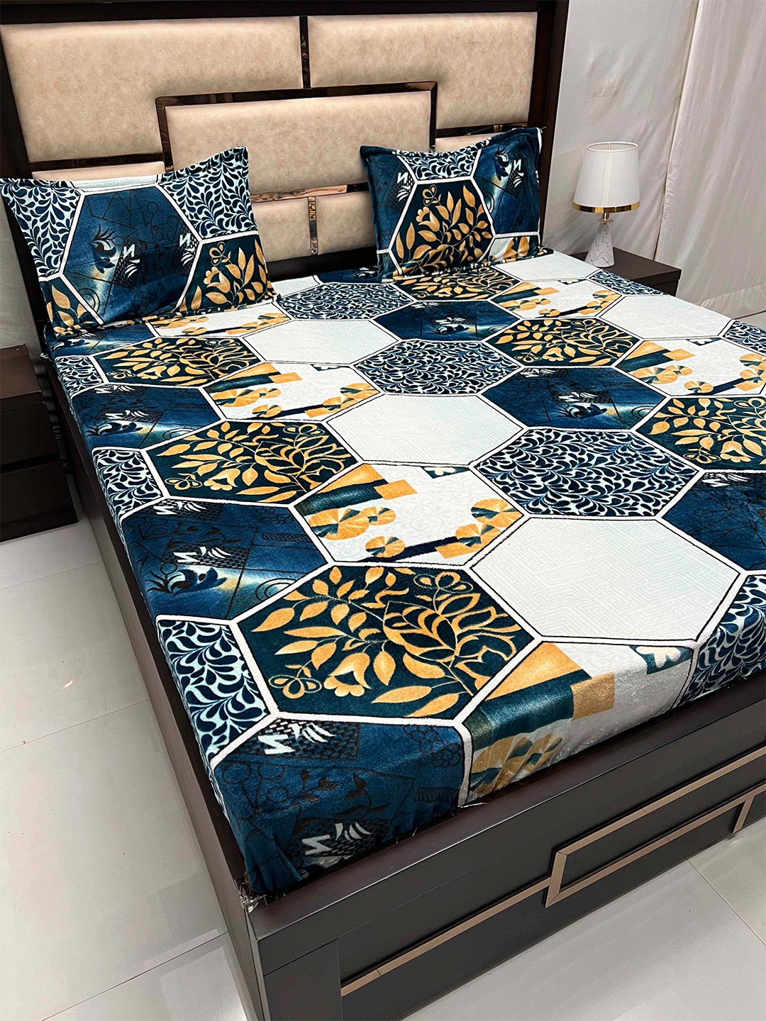 

Pure Decor cozy White and Blue Floral 260 TC King Bedsheet with 2 Pillow Covers