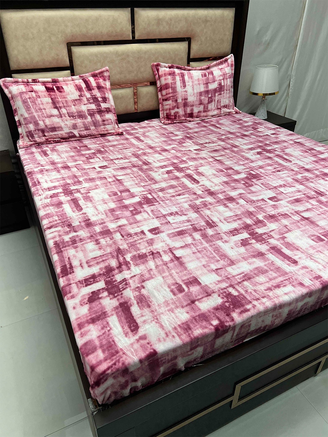 

Pure Decor cozy Pink and White 260 TC King Bedsheet with 2 Pillow Covers