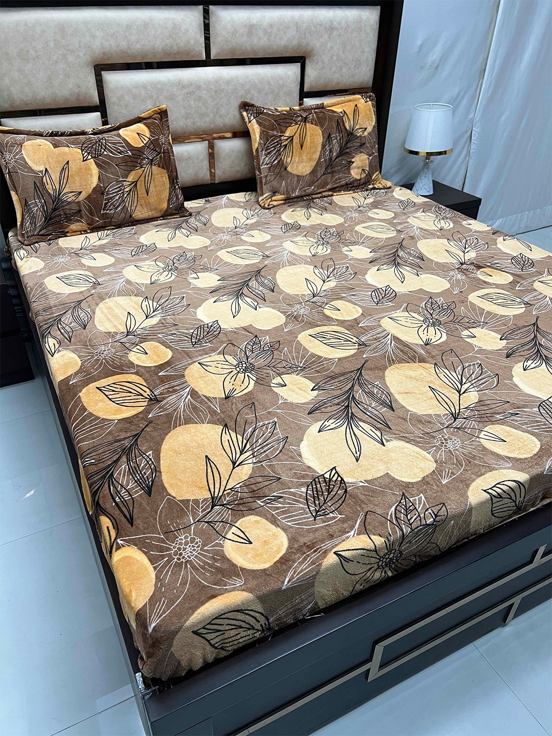 

Pure Decor cozy Brown & Black Floral 260 TC King Bedsheet with 2 Pillow Covers