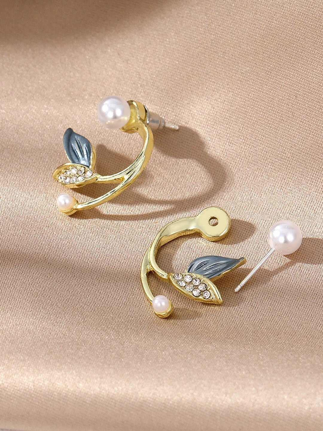 

VAGHBHATT Gold-Plated Floral Studs Earrings