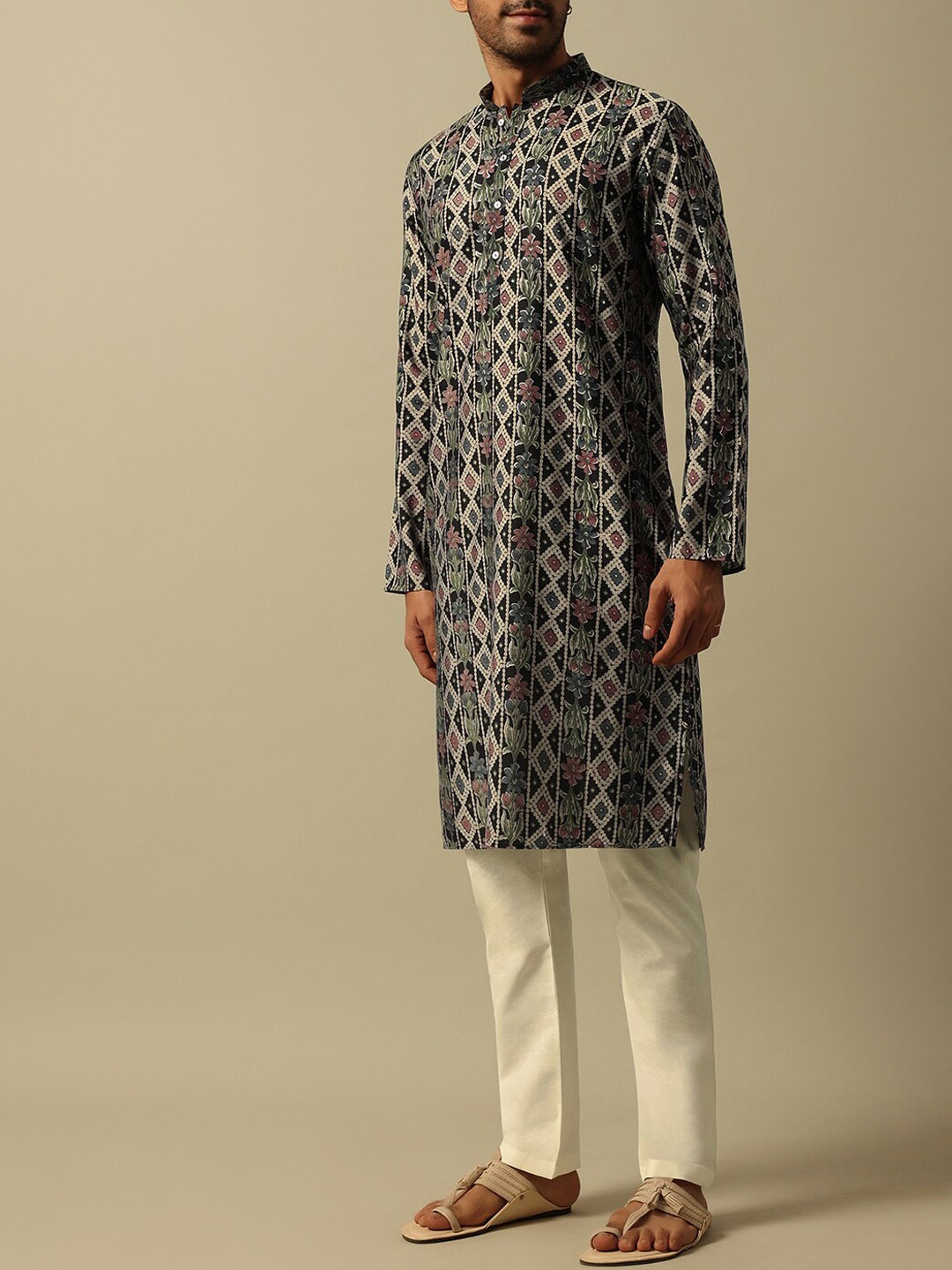 

KALKI Fashion Geometric Printed Mandarin Collar Straight Kurta With Pyjamas, Black