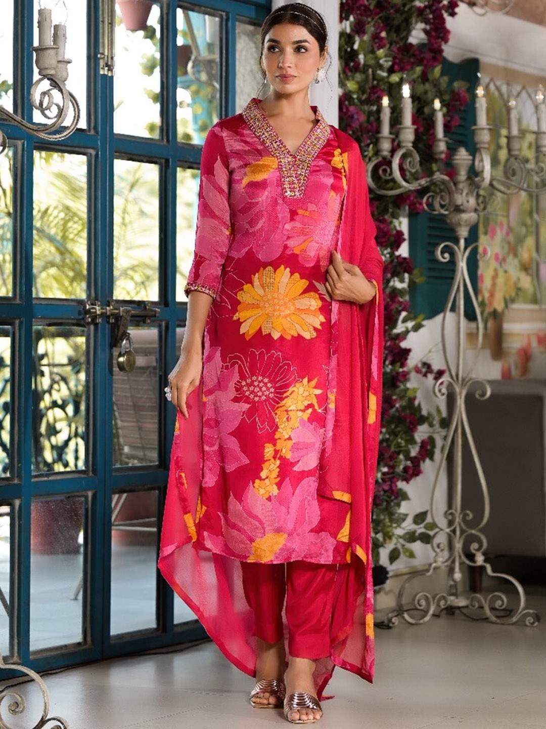 

Varanga V-Neck Mirror Embellished Straight Kurta With Trousers & Chiffon Dupatta, Red