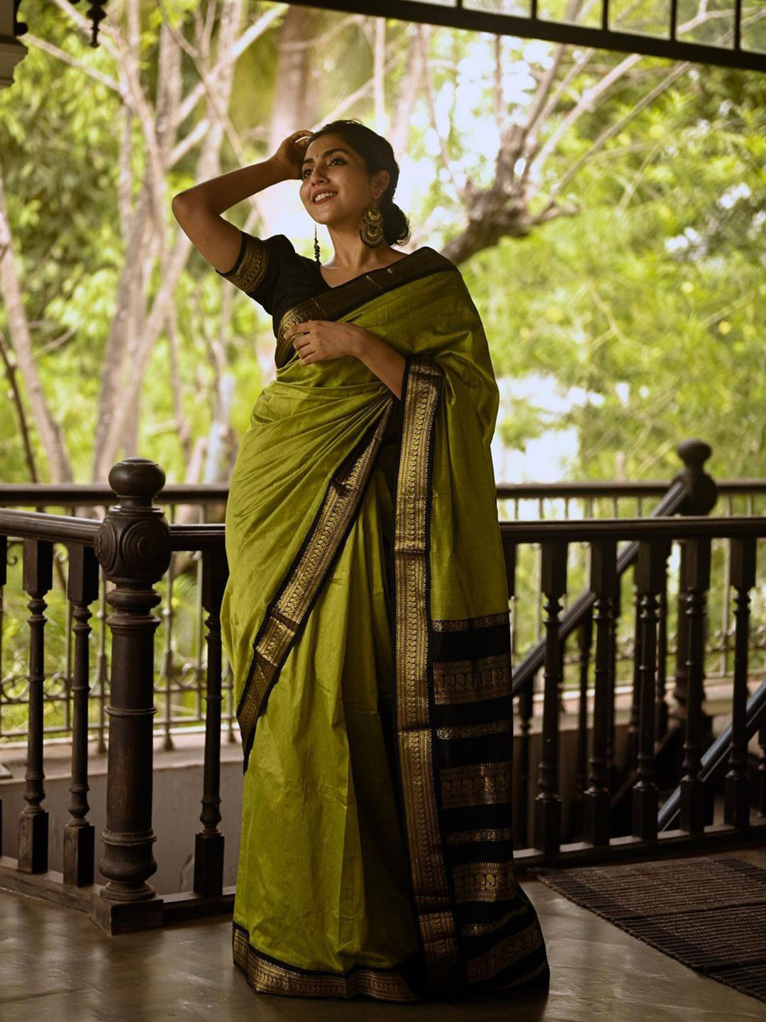

ALMAARI FASHION Ethnic Motifs Pure Silk Kanjeevaram Saree, Green