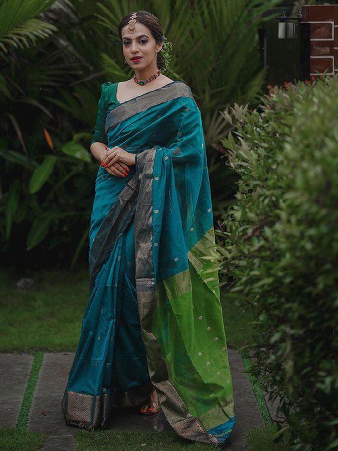 

ALMAARI FASHION Ethnic Motifs Woven Design Zari Pure Silk Kanjeevaram Saree, Green