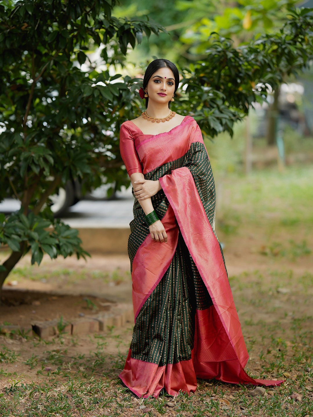 

ALMAARI FASHION Ethnic Motifs Woven Design Zari Pure Silk Kanjeevaram Saree, Green