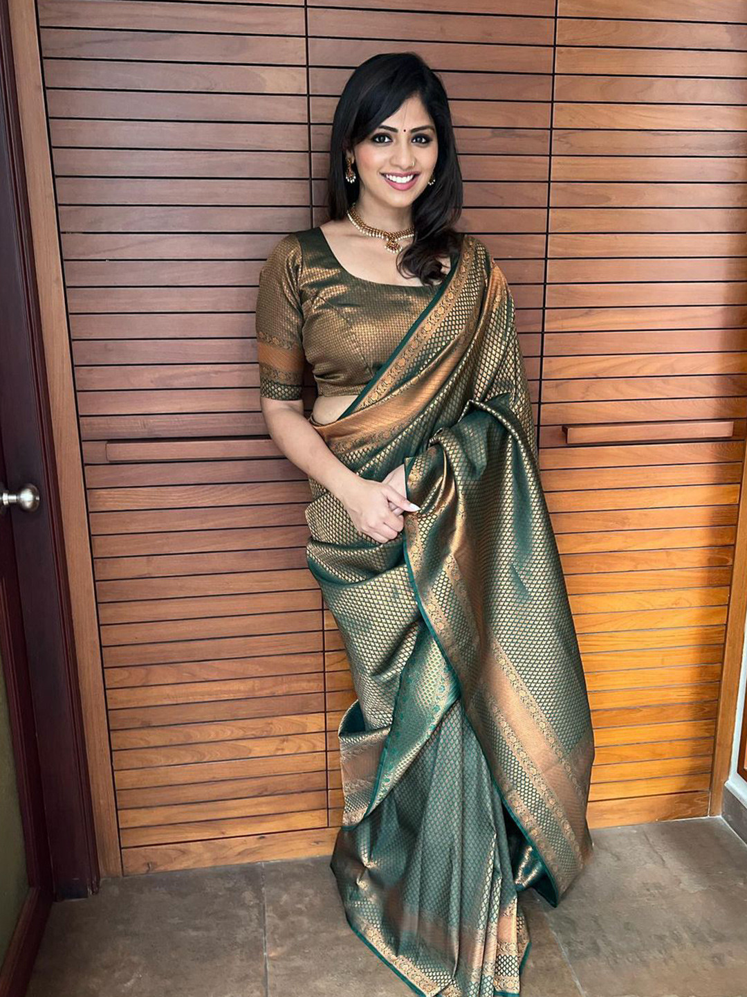 

ALMAARI FASHION Ethnic Motifs Woven Design Pure Silk Kanjeevaram Saree, Green