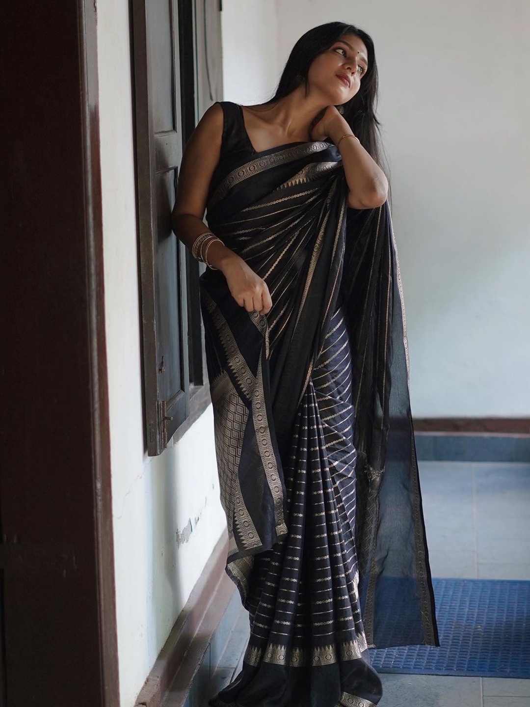 

ALMAARI FASHION Ethnic Motifs Woven Design Pure Silk Kanjeevaram Saree, Black