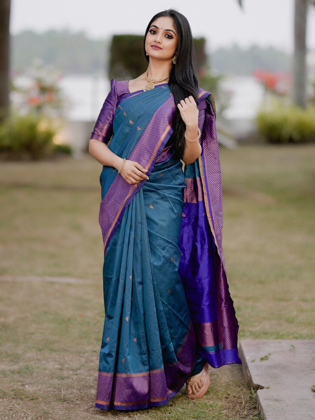 

ALMAARI FASHION Ethnic Motifs Woven Design Pure Silk Kanjeevaram Saree, Blue