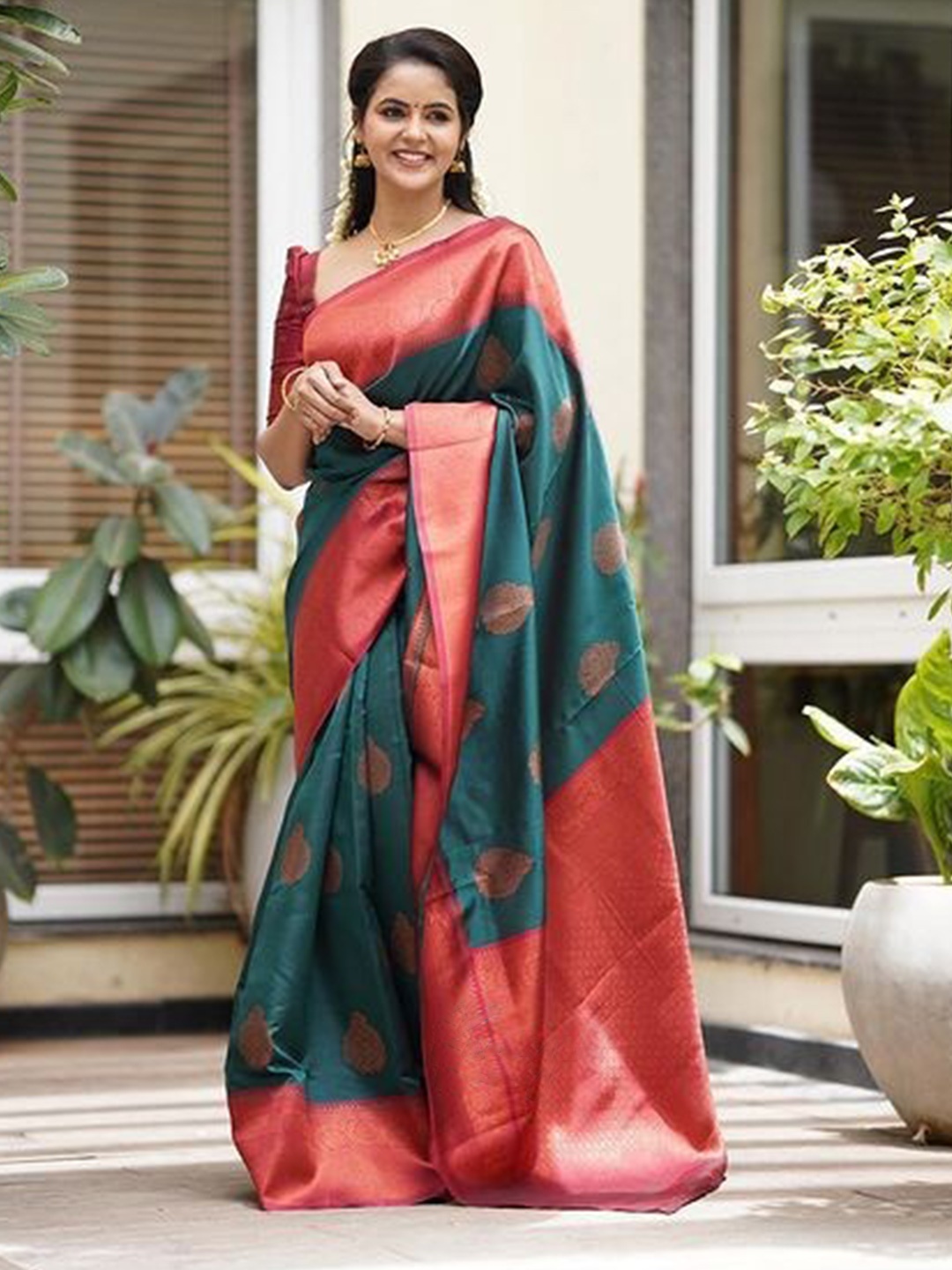 

ALMAARI FASHION Ethnic Motifs Pure Silk Kanjeevaram Saree, Green