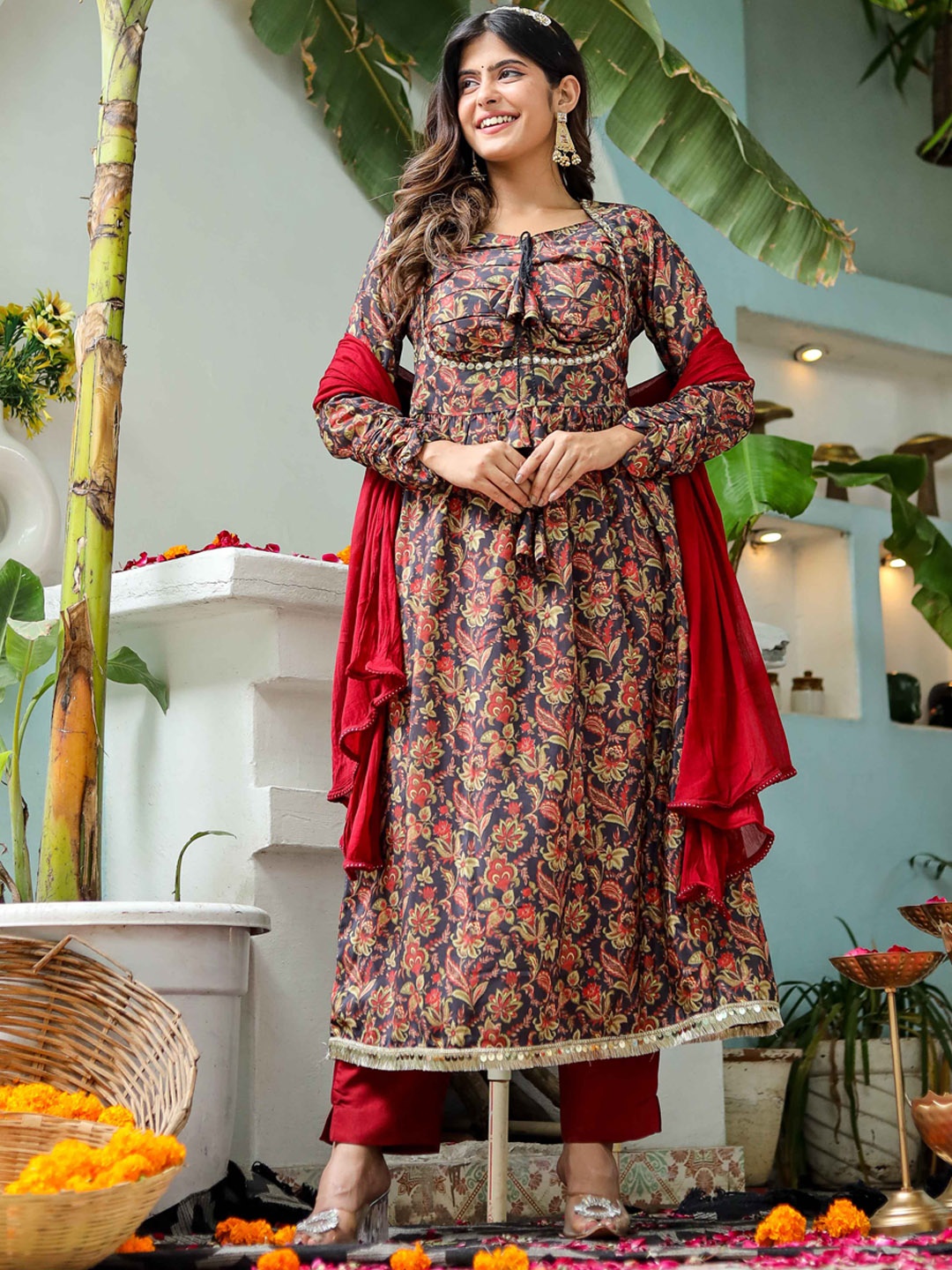 

KIDPORIUM Floral Printed Regular Satin Kurta With Trousers & Dupatta, Black