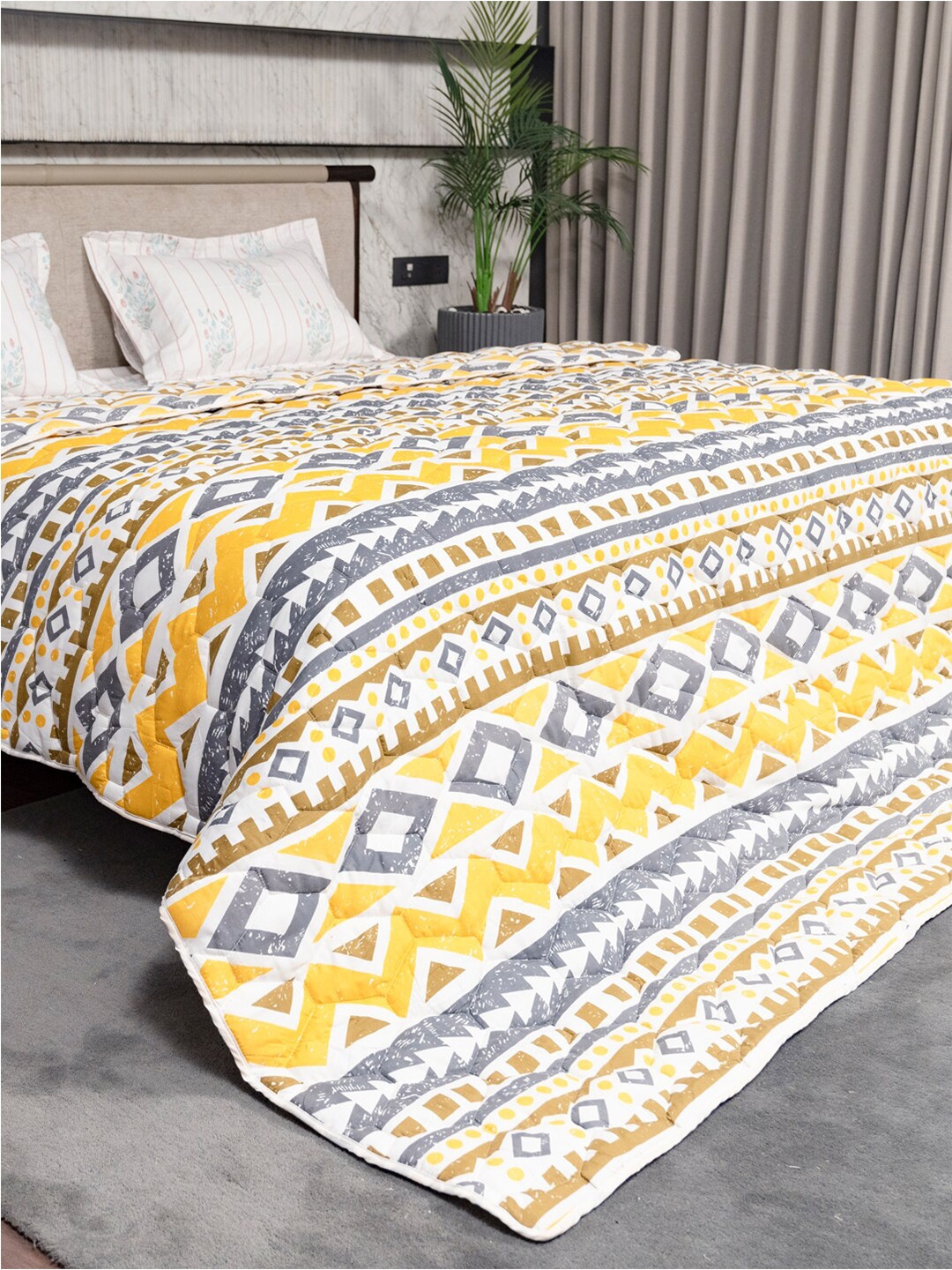 

URBAN SPACE Grey & Mustard Geometric Microfiber Heavy Winter 400 GSM Double Bed Comforter