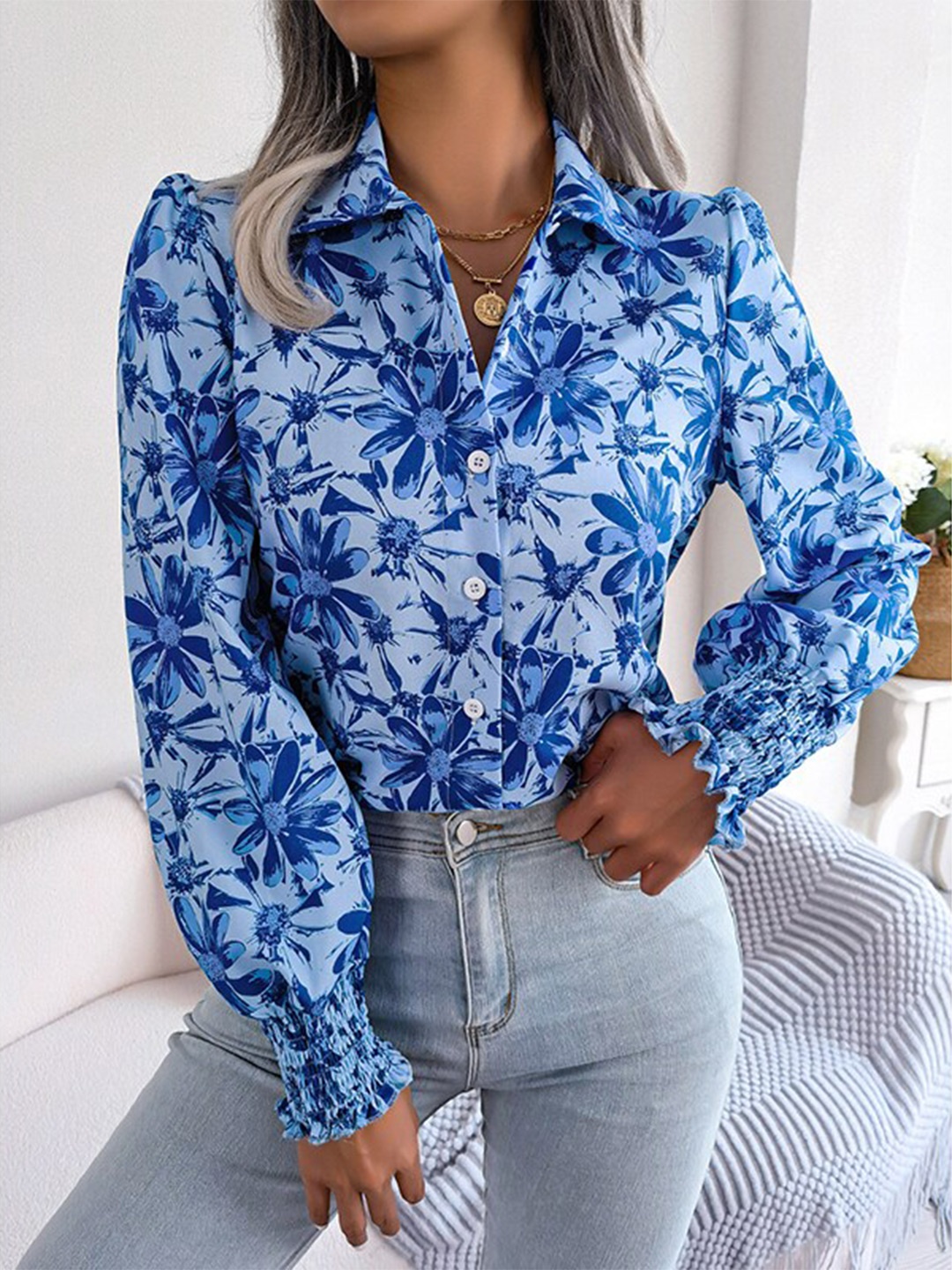 

StyleCast Blue Floral Printed Cutaway Collar Casual Shirt