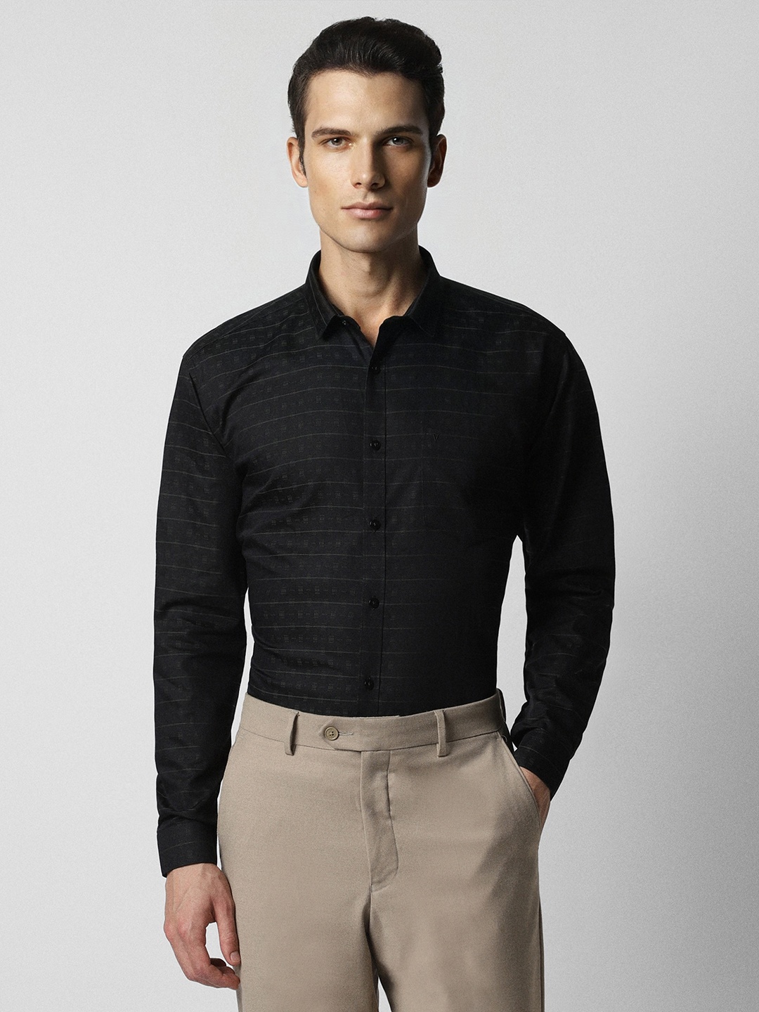 

V Dot Men Black Slim Fit Striped Party Shirt