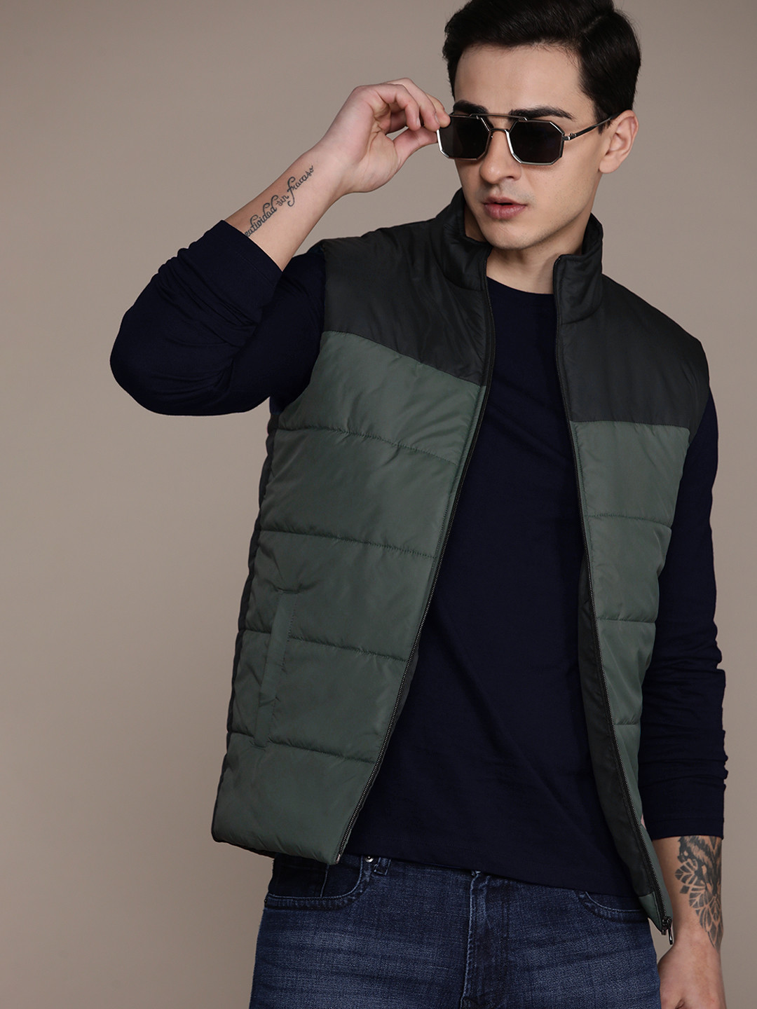 

Roadster Men Colourblocked Lightweight Puffer Jacket, Black