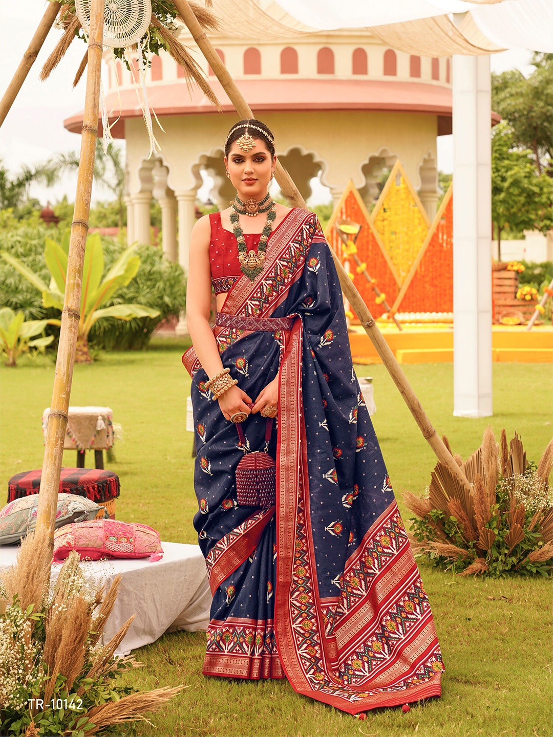 

elora Ethnic Motif Printed Silk Cotton Patola Saree, Blue