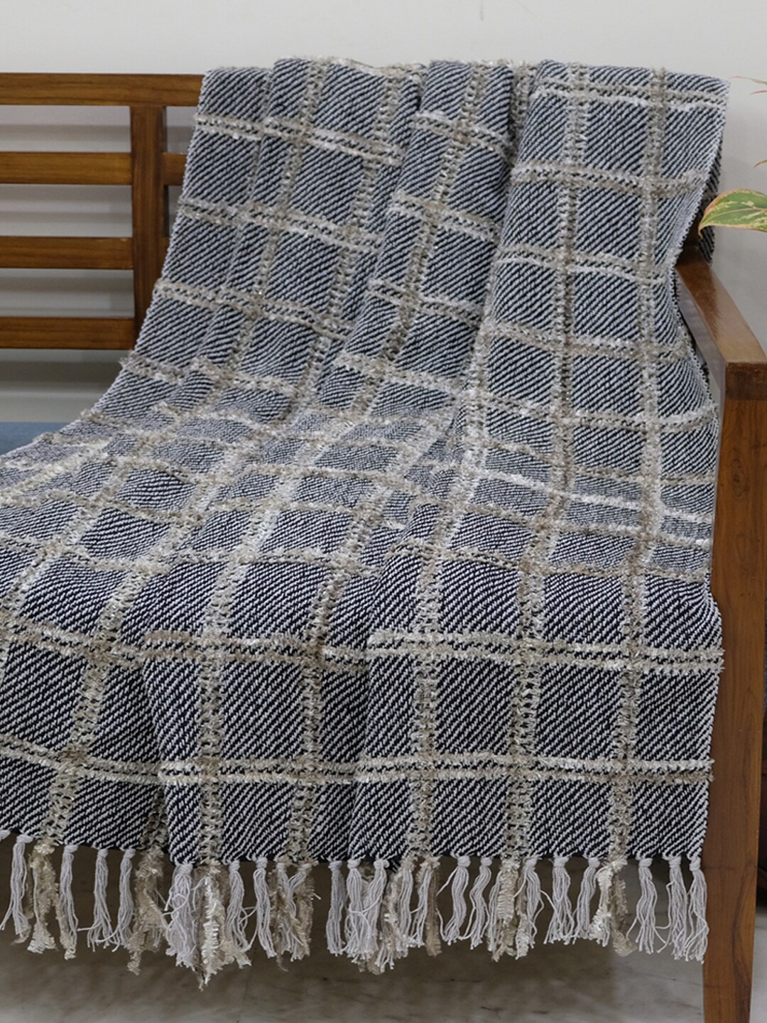 

DESIGN GAATHA Black & Cream Self Design Throws