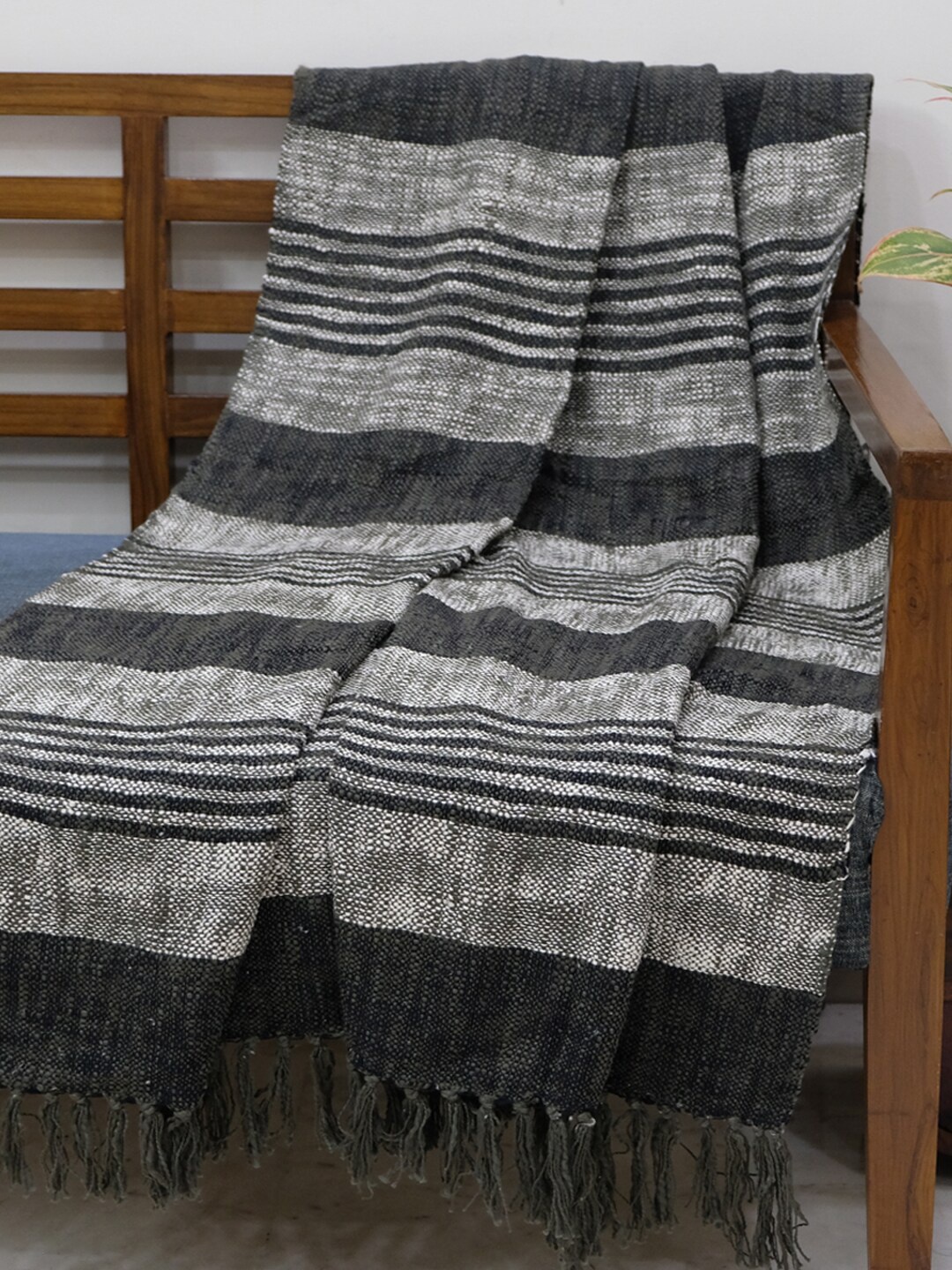 

DESIGN GAATHA Black & Grey Striped Cotton Throws