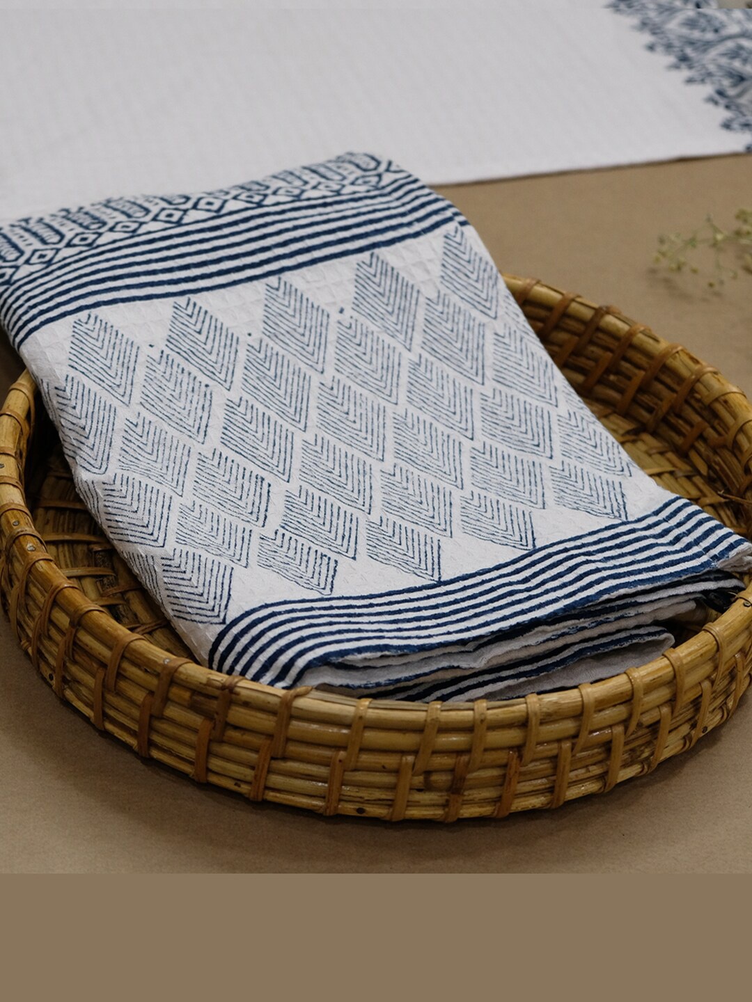 DESIGN GAATHA White & Blue Geometric Printed 350 GSM Cotton Bath Towel, Off white