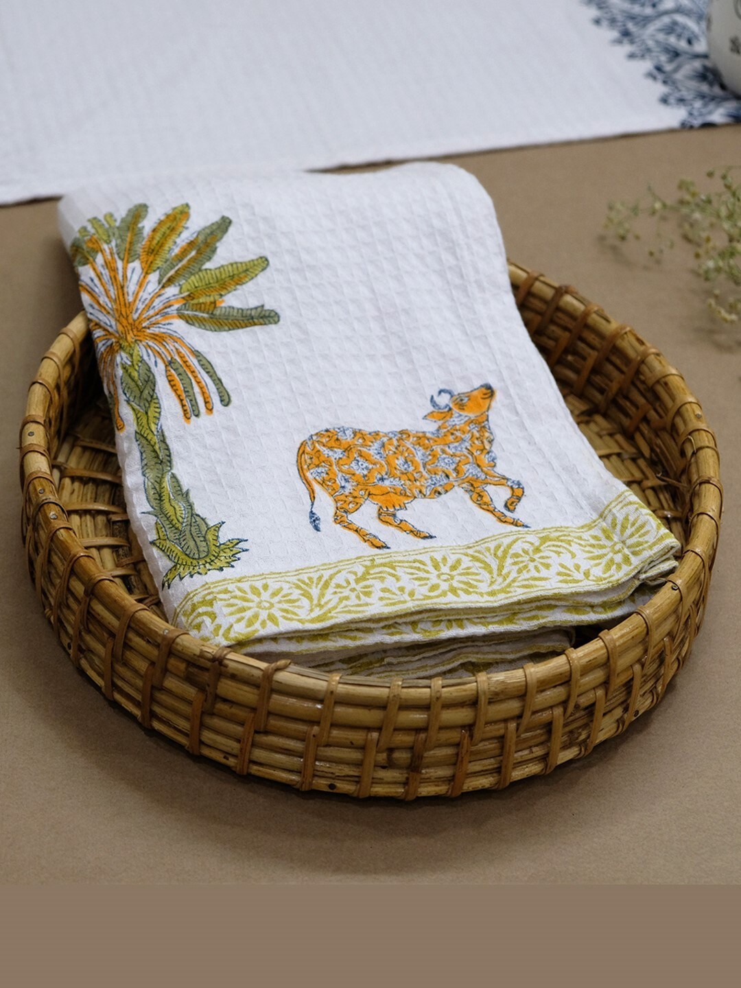 

DESIGN GAATHA White & Greeen Pal & Cow Printed 350 GSM Cotton Bath Towel