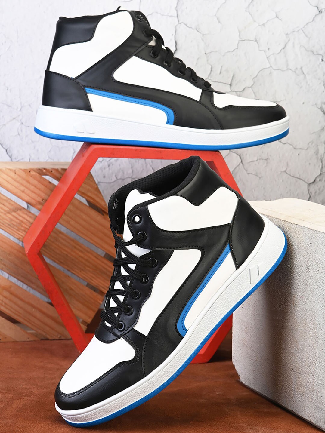 

Mast & Harbour Men White & Black Mid Top Colourblocked Sneakers