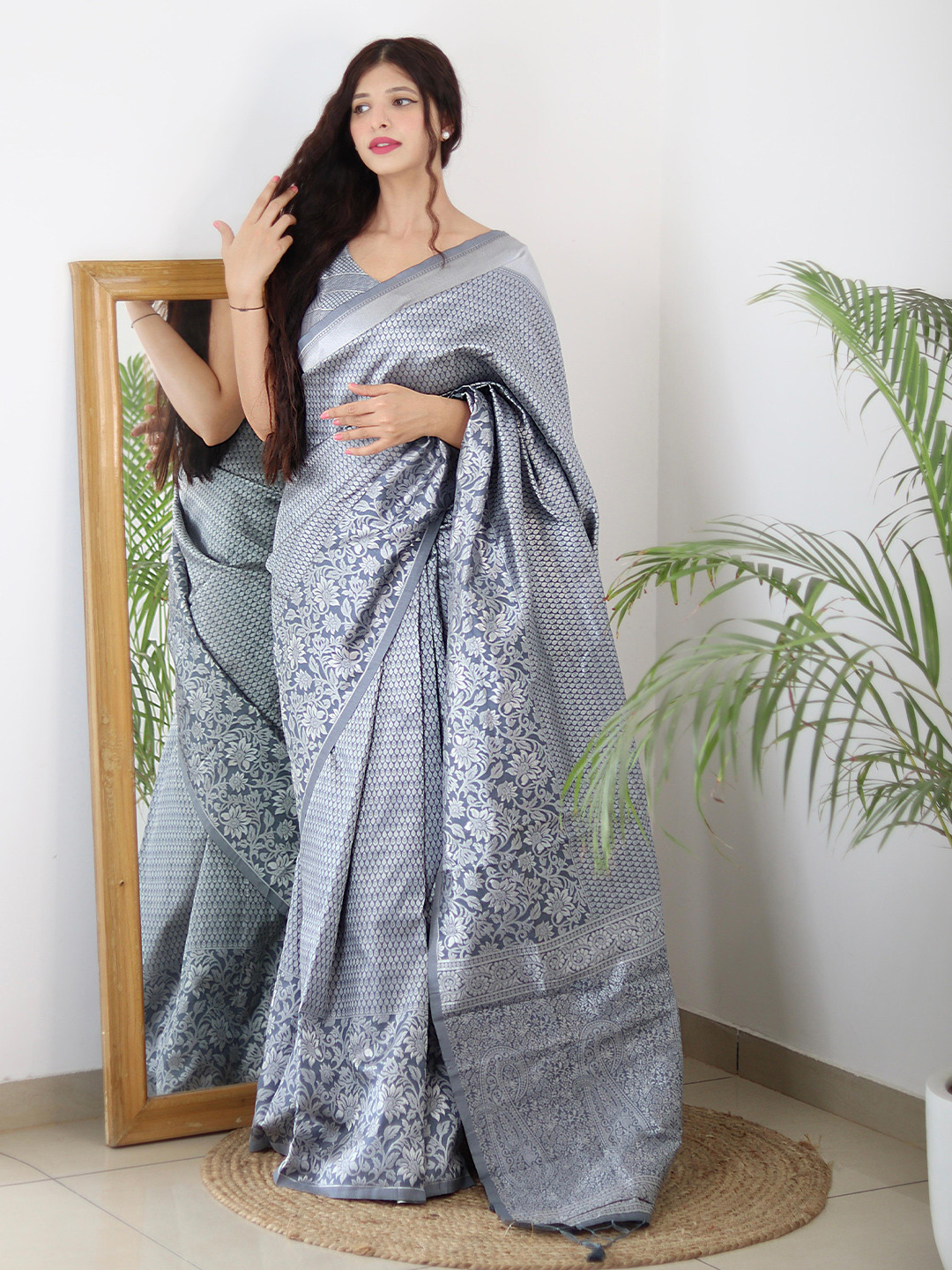 

ALMAARI FASHION Ethnic Motifs Woven Design Pure Silk Kanjeevaram Saree, Grey