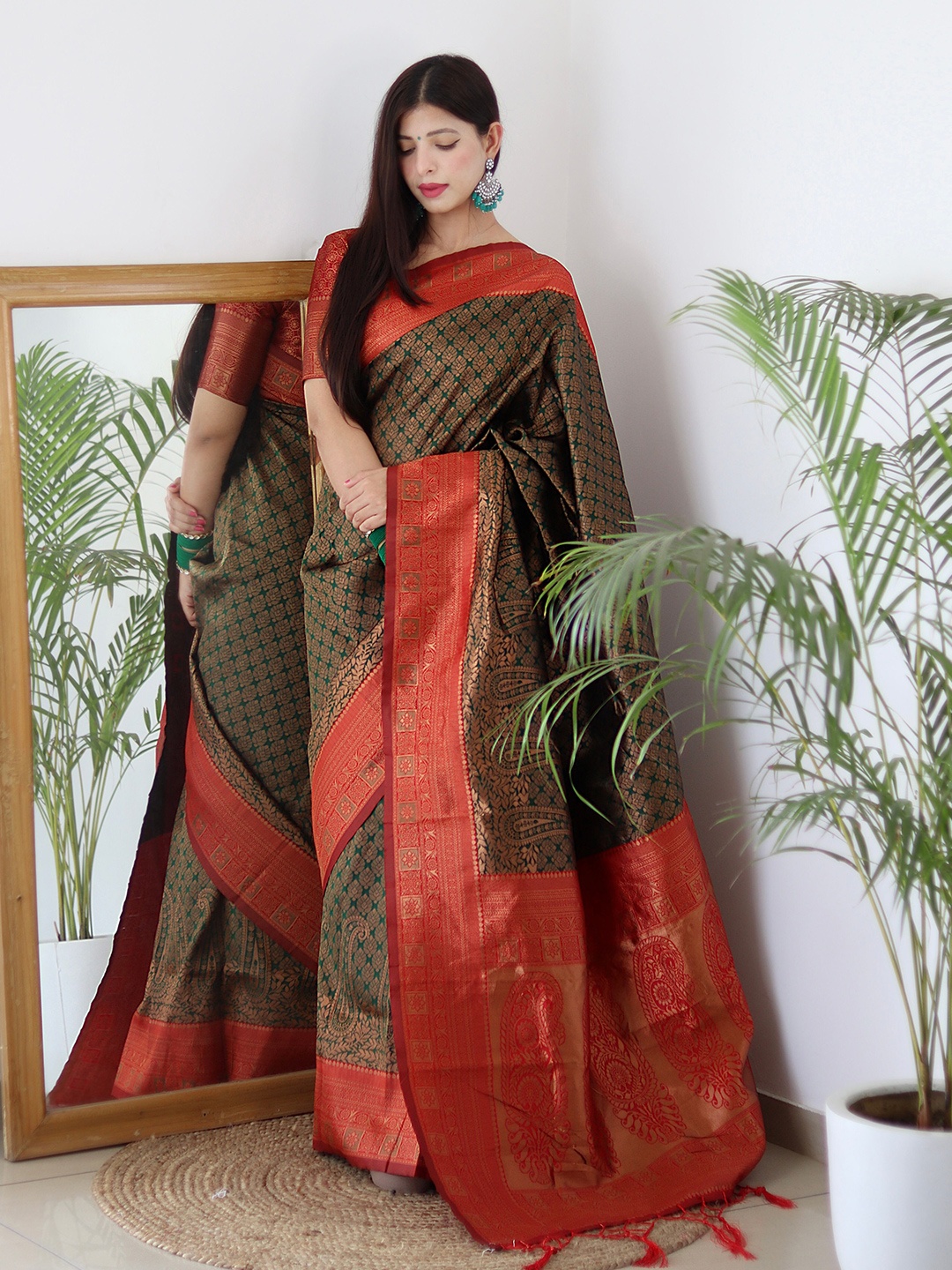 

ALMAARI FASHION Ethnic Motifs Woven Design Zari Pure Silk Kanjeevaram Saree, Green