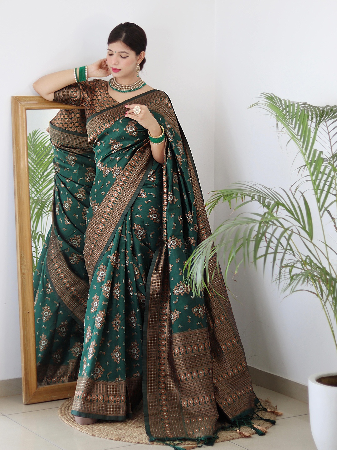 

ALMAARI FASHION Ethnic Motifs Woven Design Pure Silk Kanjeevaram Saree, Green