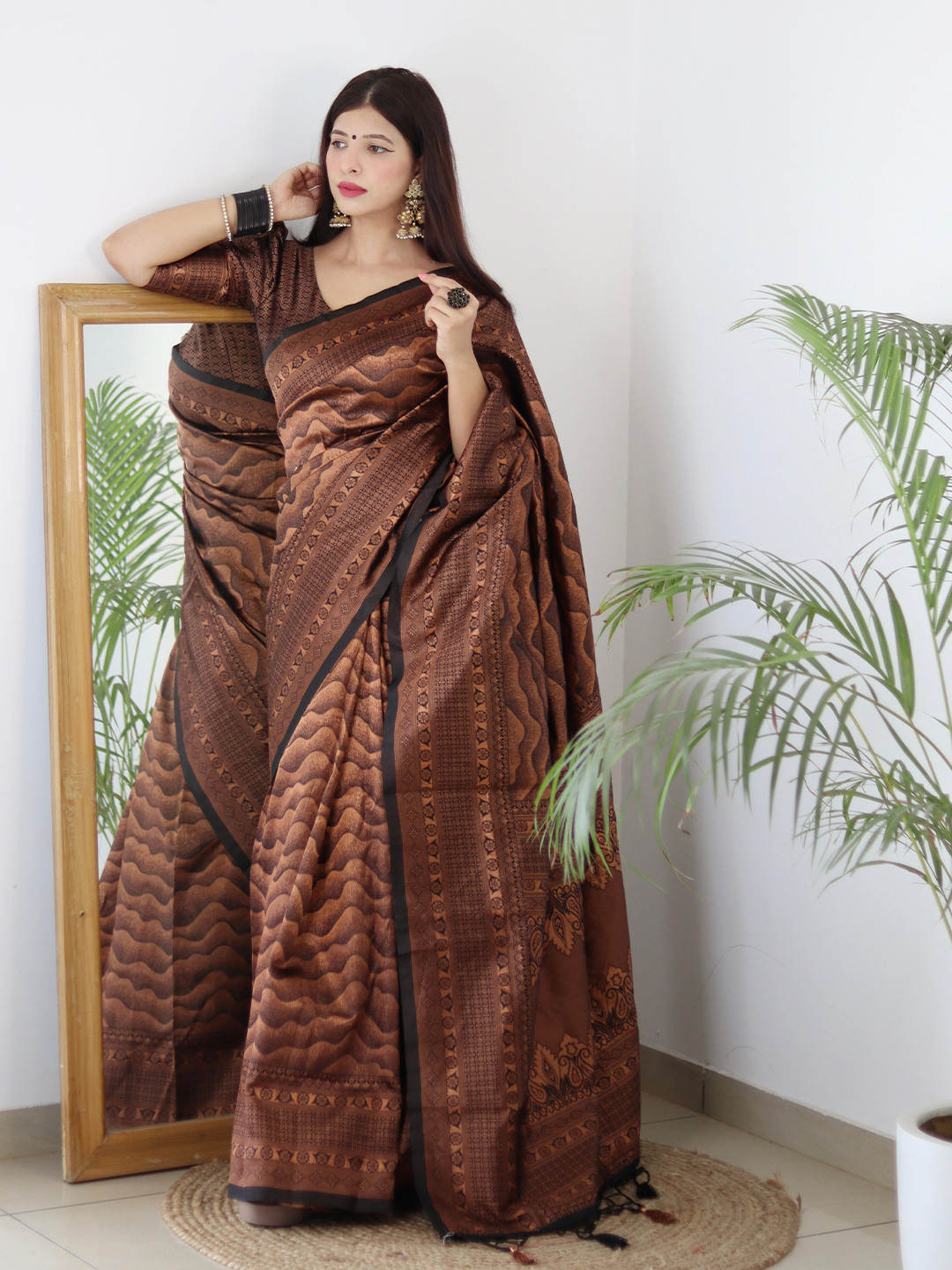 

ALMAARI FASHION Ethnic Motifs Woven Design Pure Silk Kanjeevaram Saree, Black