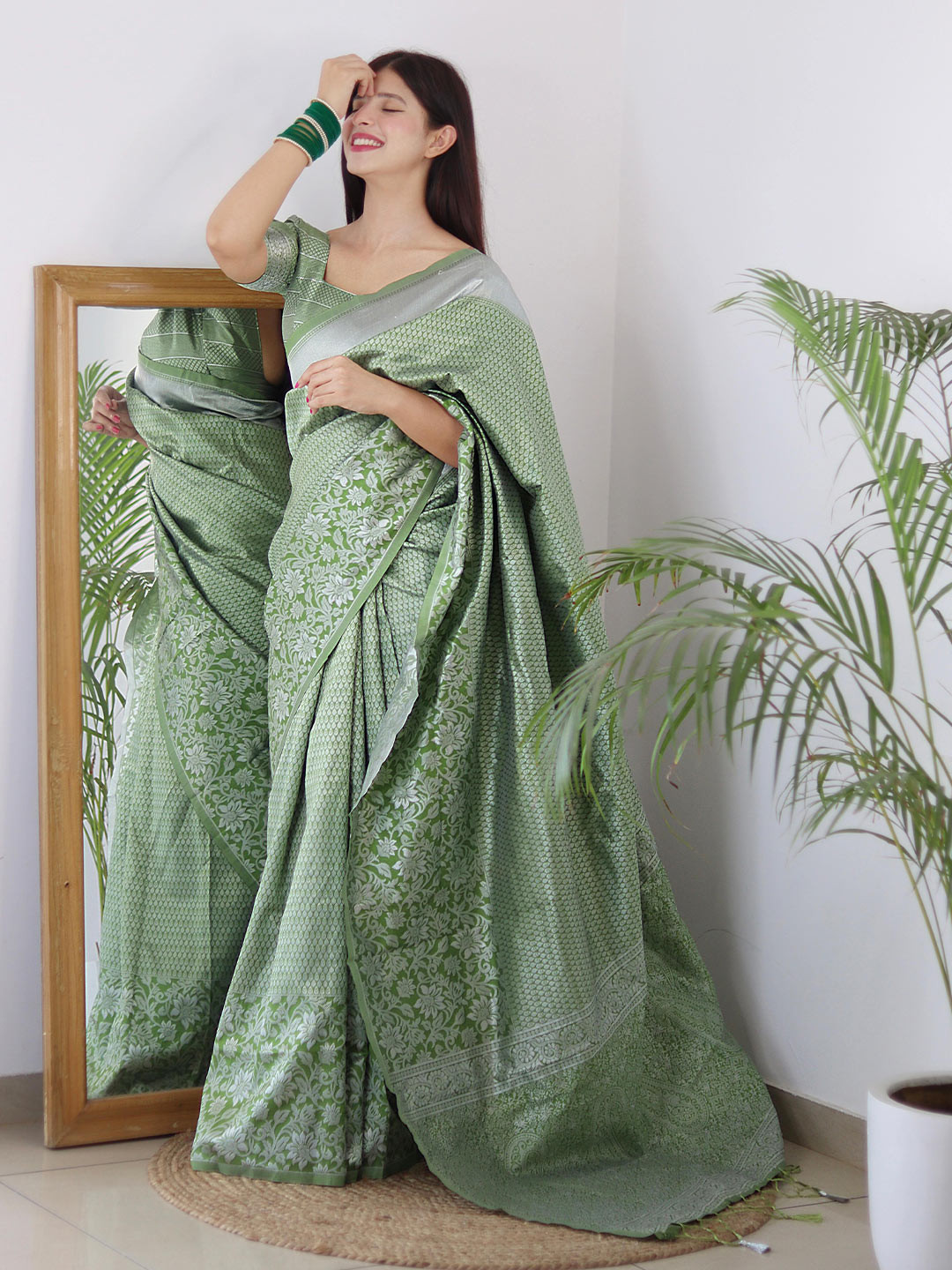 

ALMAARI FASHION Ethnic Motifs Woven Design Zari Pure Silk Kanjeevaram Saree, Green