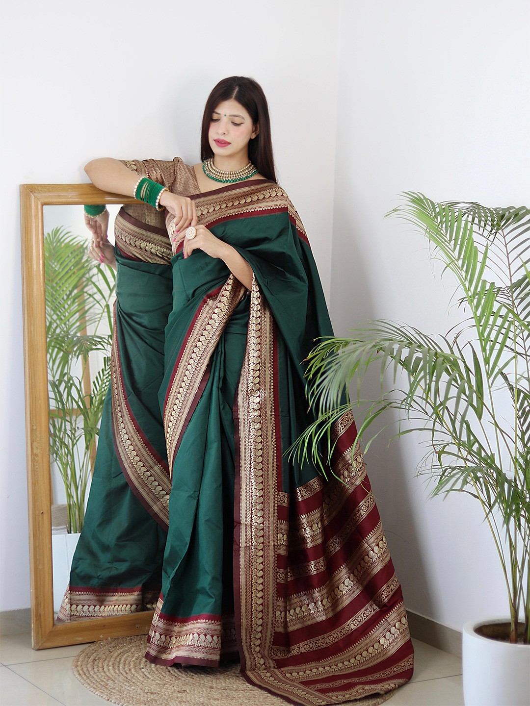

ALMAARI FASHION Pure Silk Kanjeevaram Saree, Green