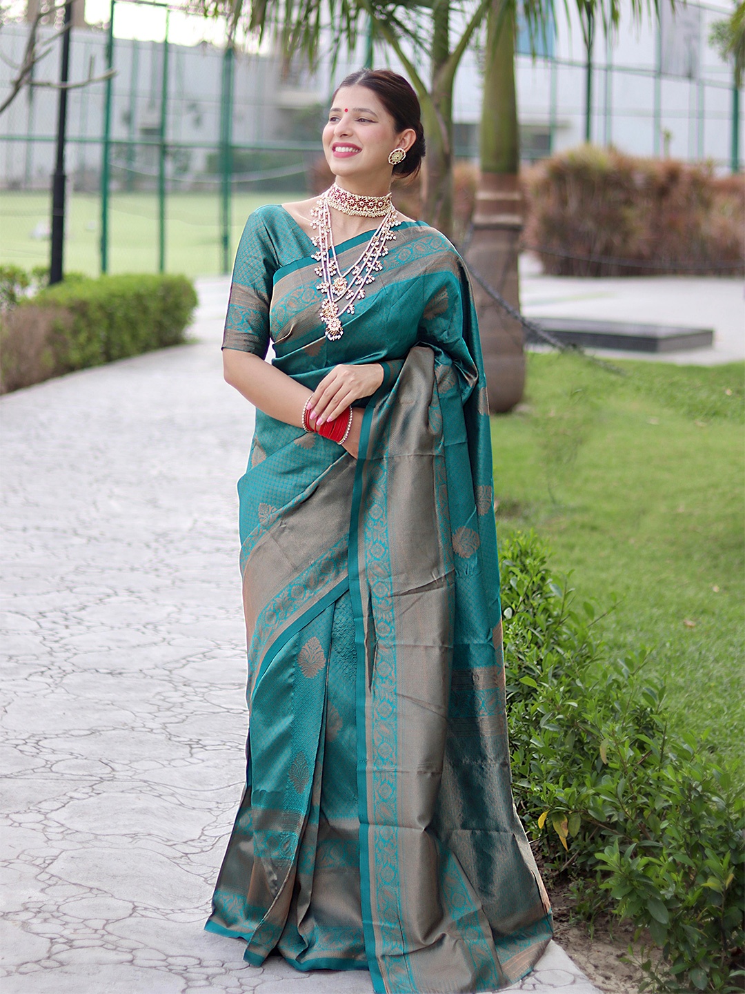 

ALMAARI FASHION Ethnic Motifs Woven Design Zari Pure Silk Kanjeevaram Saree, Green