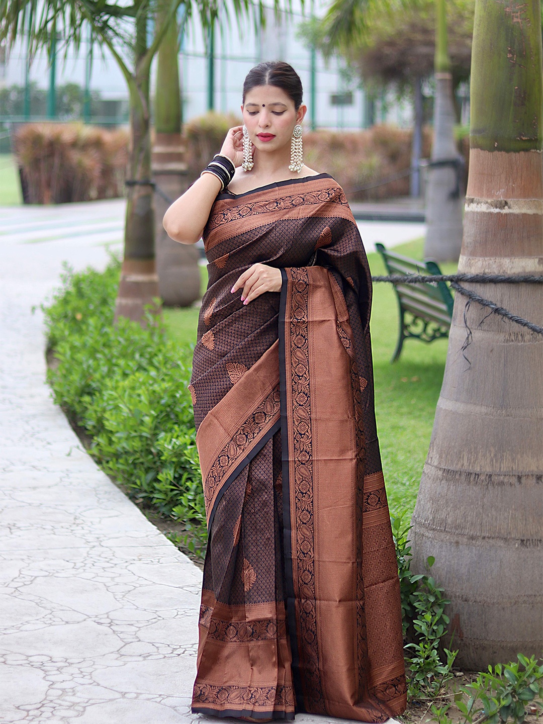 

ALMAARI FASHION Ethnic Motifs Woven Design Pure Silk Kanjeevaram Saree, Black