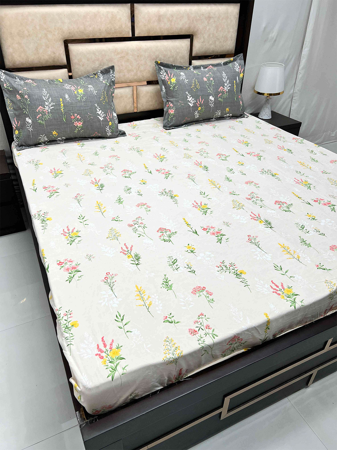 

Pure Decor Leisure Fur Beige & Pink Floral 250 TC King Bedsheet with 2 Pillow Covers
